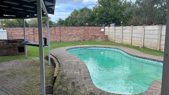 To Let 3 Bedroom Property for Rent in Komani Park Eastern Cape
